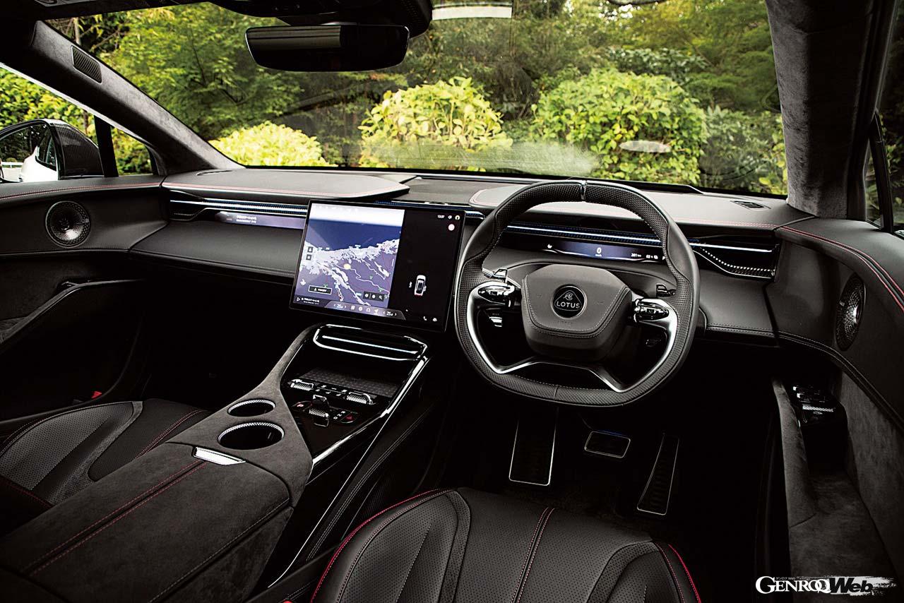 インパネはルーフスポイラーの形状を反映、左右にあるデジタルメーターのナセルを2分割とするデザインに。中央のモニターは15.1インチ。サウンドシステムはイギリスのKEF製だ。