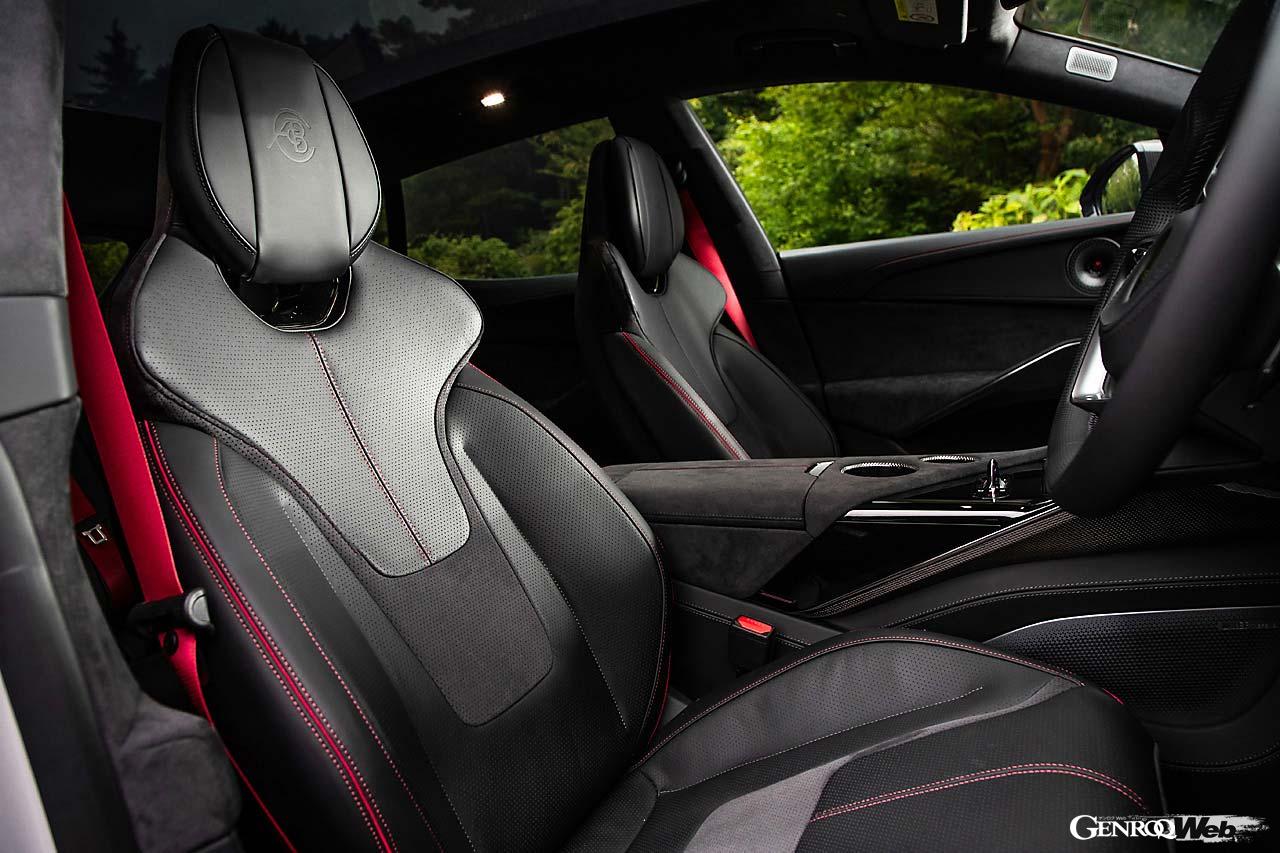 試乗車は5シーター仕様。インテリア素材はサステナビリティに配慮し、レザーではなく人工マイクロファイバーが使われる。カーボンパーツも端材を再び樹脂で固めたリサイクル品という。