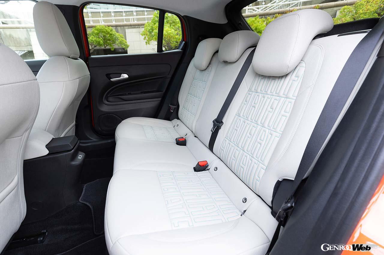 シンプルながら高級感ある造形のインパネ。初代600からインスピレーションを受けたという丸型のメータークラスターや2本スポークステアリングがキュート。ブルーのステッチが洒落たアクセントとなっているエコレザーシートは厚みもあって、座り心地が良い。