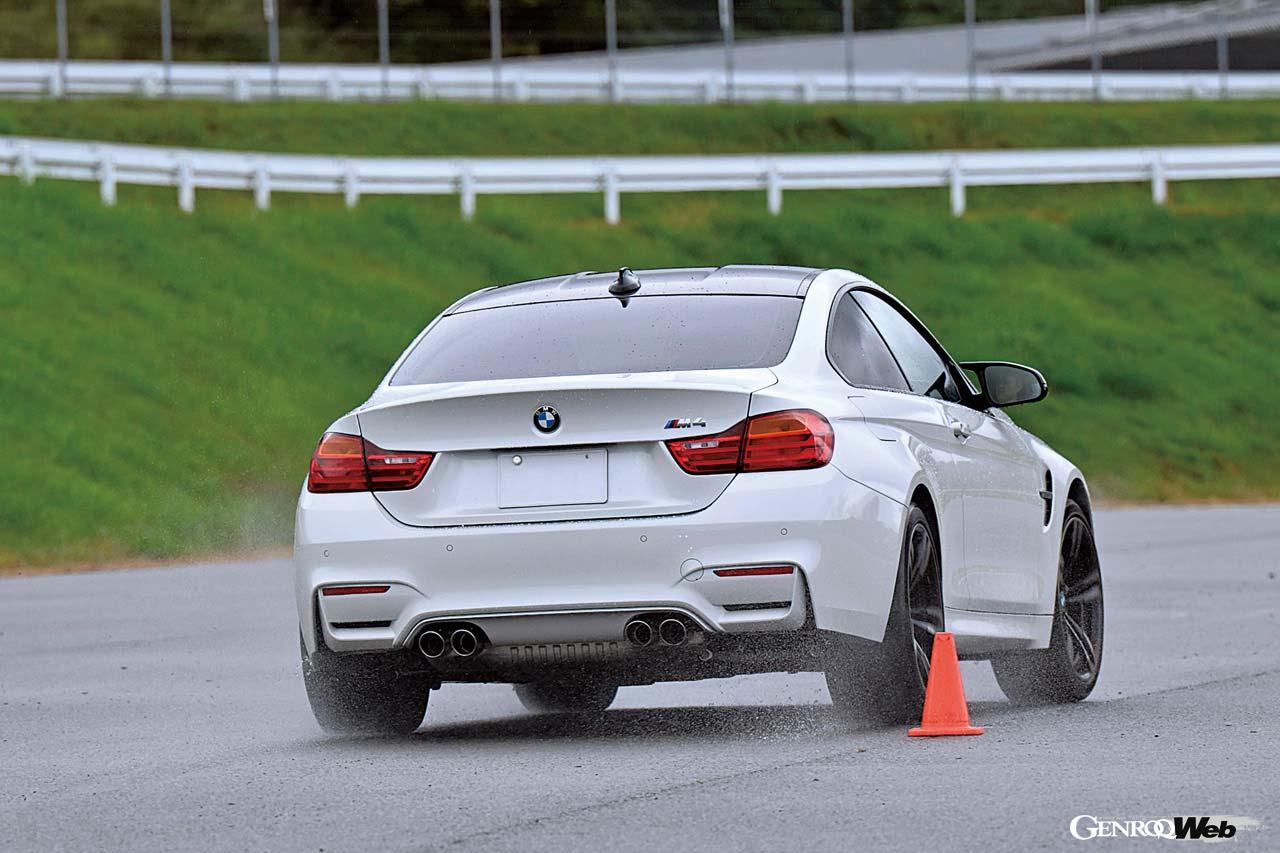 【Lesson2／パインスラローム】まずはパイロンスラロームから。アクセルワークとステアリングワークの連携が大切です。パイロンは当たってもダメージの少ないゴム製だ。