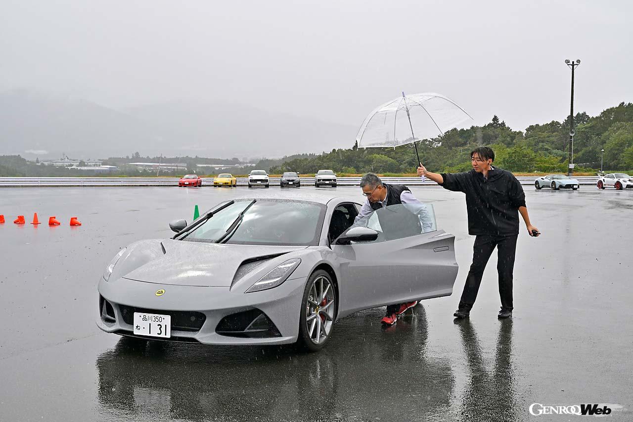 参加者はまずインストラクターカーに同乗、レクチャーを受けながら見本となる操作方法や走行ラインを実際に体感していただいた。
