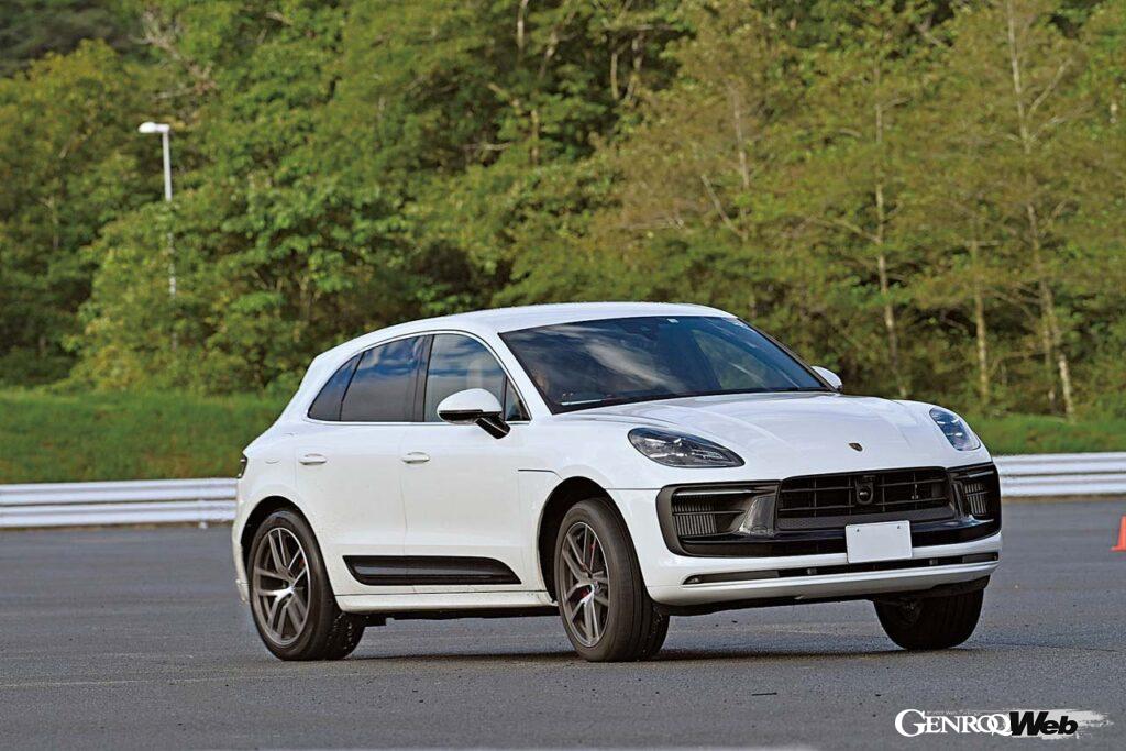 【Lesson5/オーバーステア&アンダーステア】パイロンで作った定常円を旋回しながらアクセルオン。アンダーステアとオーバーステアを体験してもらった。中にはカウンターステアで一周する強者も!