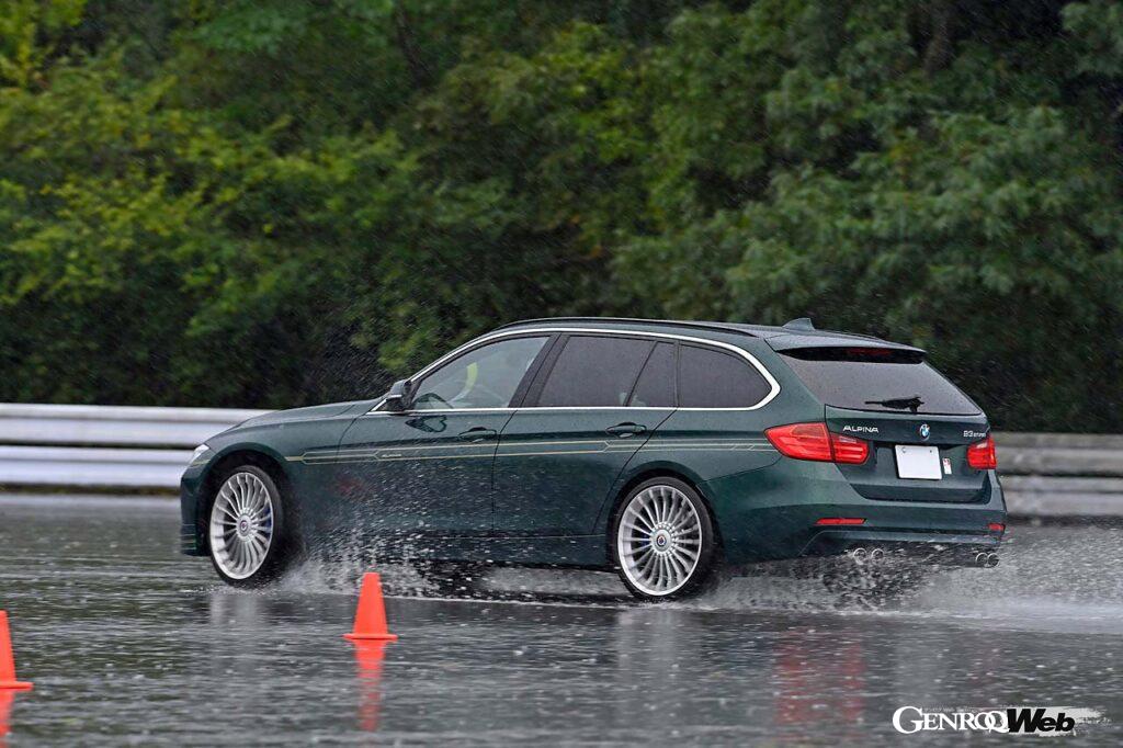 【Lesson5/オーバーステア&アンダーステア】パイロンで作った定常円を旋回しながらアクセルオン。アンダーステアとオーバーステアを体験してもらった。中にはカウンターステアで一周する強者も!