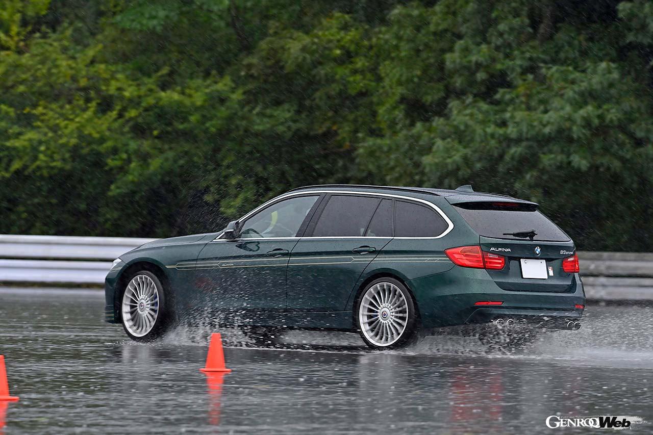 【Lesson5／オーバーステア＆アンダーステア】パイロンで作った定常円を旋回しながらアクセルオン。アンダーステアとオーバーステアを体験してもらった。中にはカウンターステアで一周する強者も！