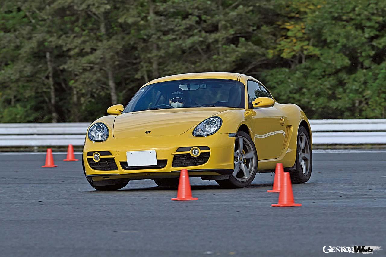 【Lesson5／オーバーステア＆アンダーステア】パイロンで作った定常円を旋回しながらアクセルオン。アンダーステアとオーバーステアを体験してもらった。中にはカウンターステアで一周する強者も！