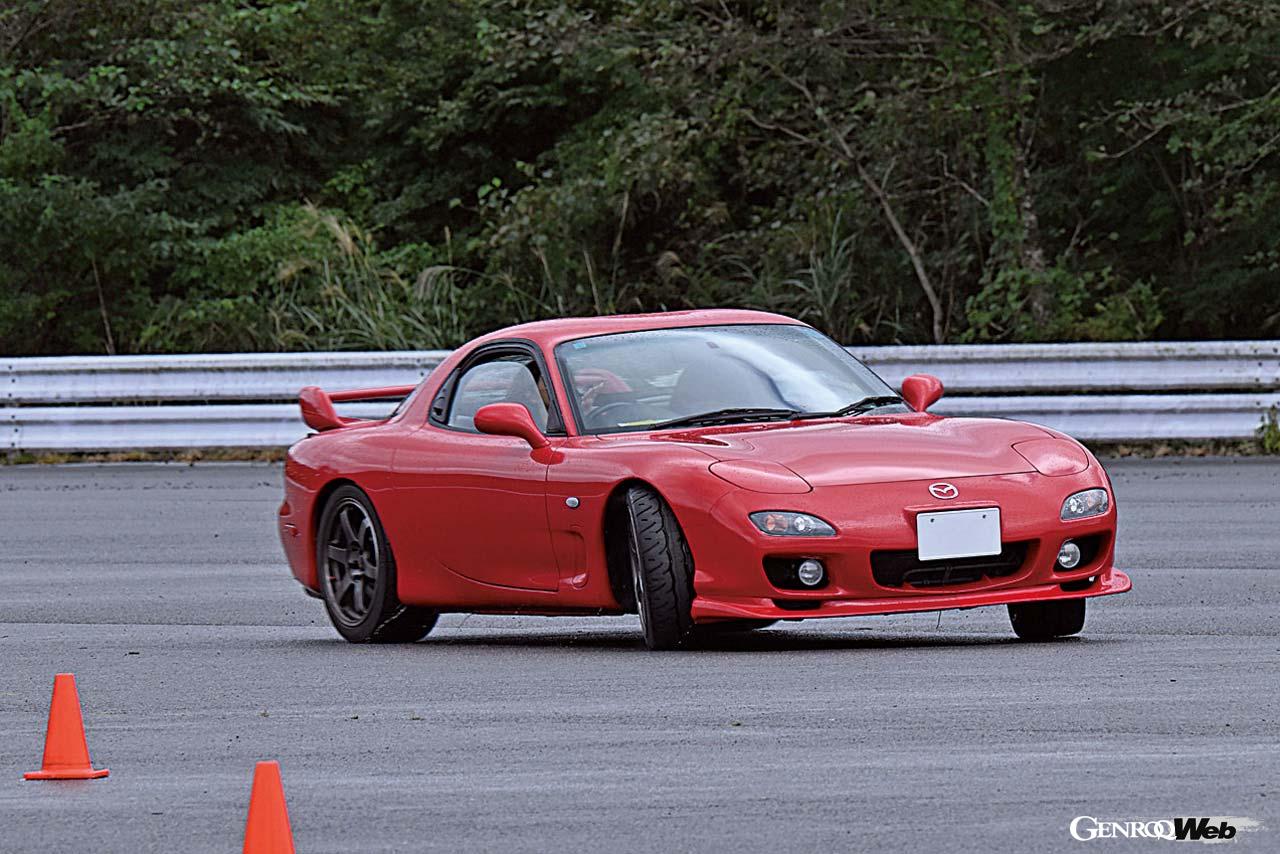 【Lesson5／オーバーステア＆アンダーステア】パイロンで作った定常円を旋回しながらアクセルオン。アンダーステアとオーバーステアを体験してもらった。中にはカウンターステアで一周する強者も！