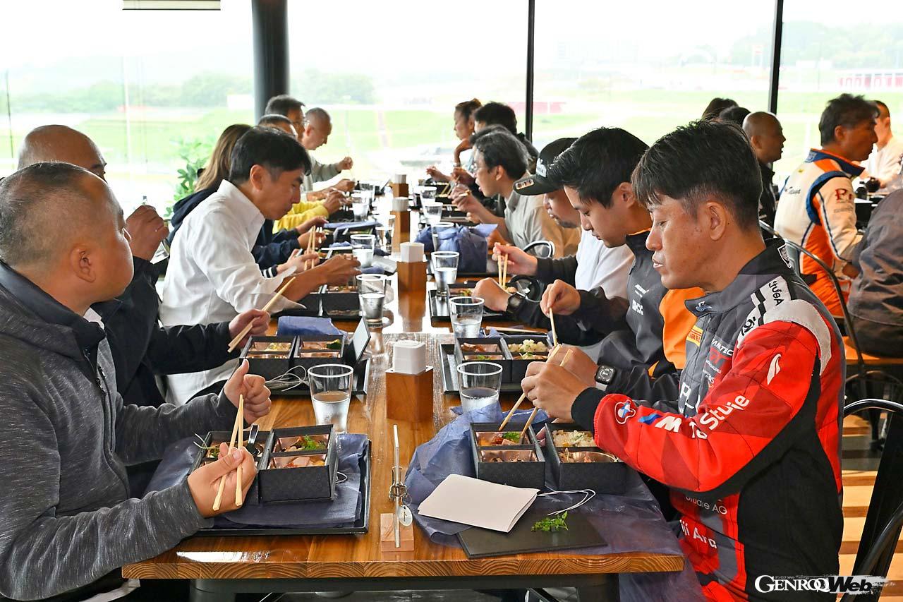 ランチは参加者のみなさんとインストラクター、編集部員で一緒に。レストランにちょっとスペシャルなお弁当を作っていただきました。