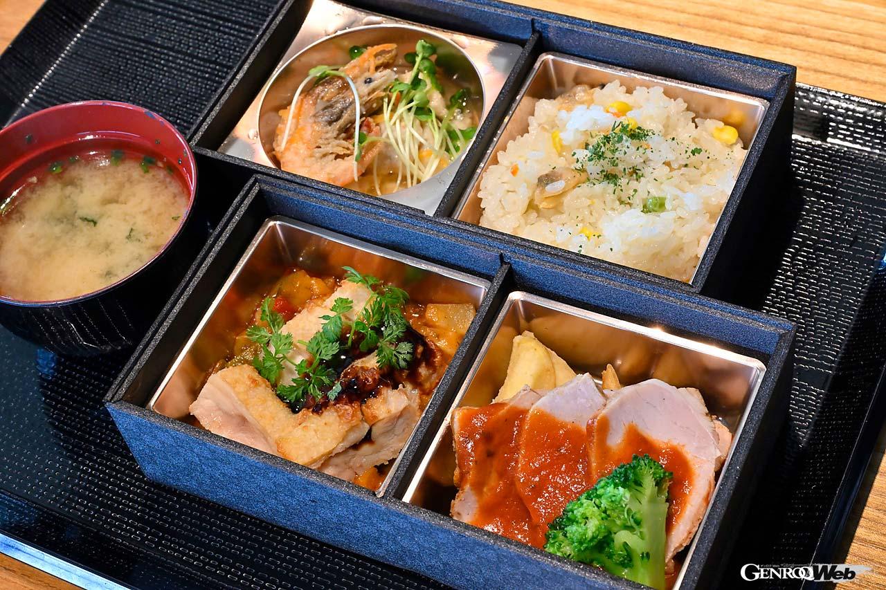 ランチは参加者のみなさんとインストラクター、編集部員で一緒に。レストランにちょっとスペシャルなお弁当を作っていただきました。