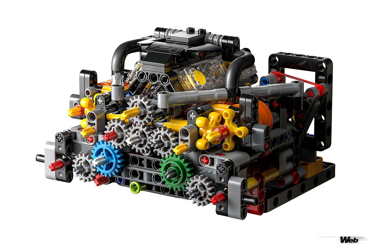 エンジンやサスペンションなどのリアルさには驚くばかり。組み立てることでメカニズムにも詳しくなれそうだ。