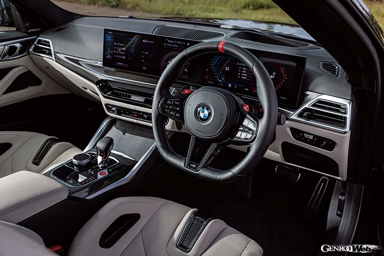 新デザインのステアリングホイールを採用。試乗車にはオプションのMカーボンバケットシート（73万円）が奢られていたが、ホールド性は流石のひと言。