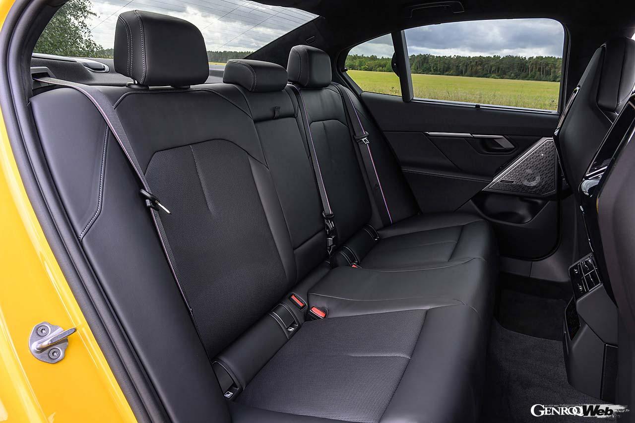 視認性に優れるカーブドディスプレイを採用したほか、ダイレクトな操作フィールを味わえるMスポーツレザーステアリングホイールやホールド性の良いスポーツシートを奢る。