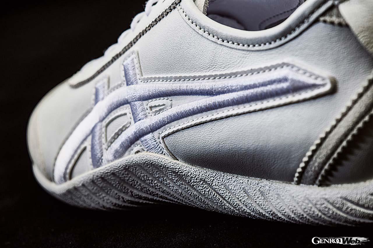 オニツカタイガーストライプは立体的に刺しゅうしたパーツを貼り付け、縫い目などの違和感を排除している。