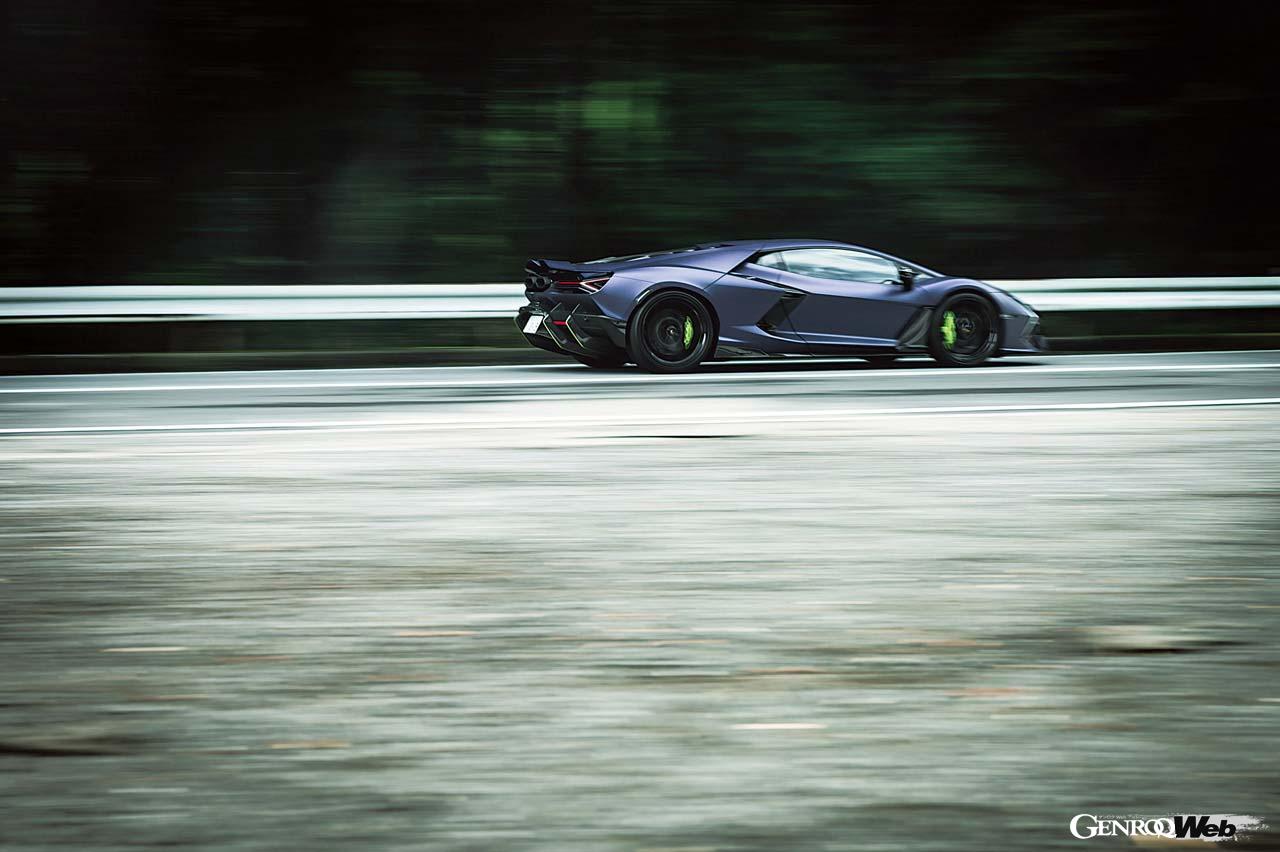 2回に渡ってオニツカタイガー初のドライビングシューズを取り上げてきたが今回は実際にレーシングドライバー、田中哲也氏がメキシコ 66 ドライビングを履き、そのフィールを確かめた。プロフェッショナルが感じたオニツカの魅力に迫ろう。