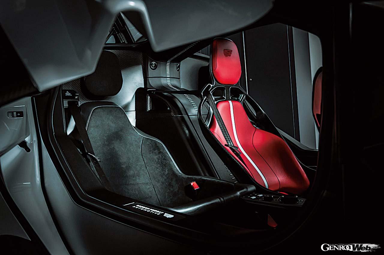 マクラーレンF1と同様にドライバーをセンターに置く3シーターを採用。繊細なフレームの作りは見事だ。