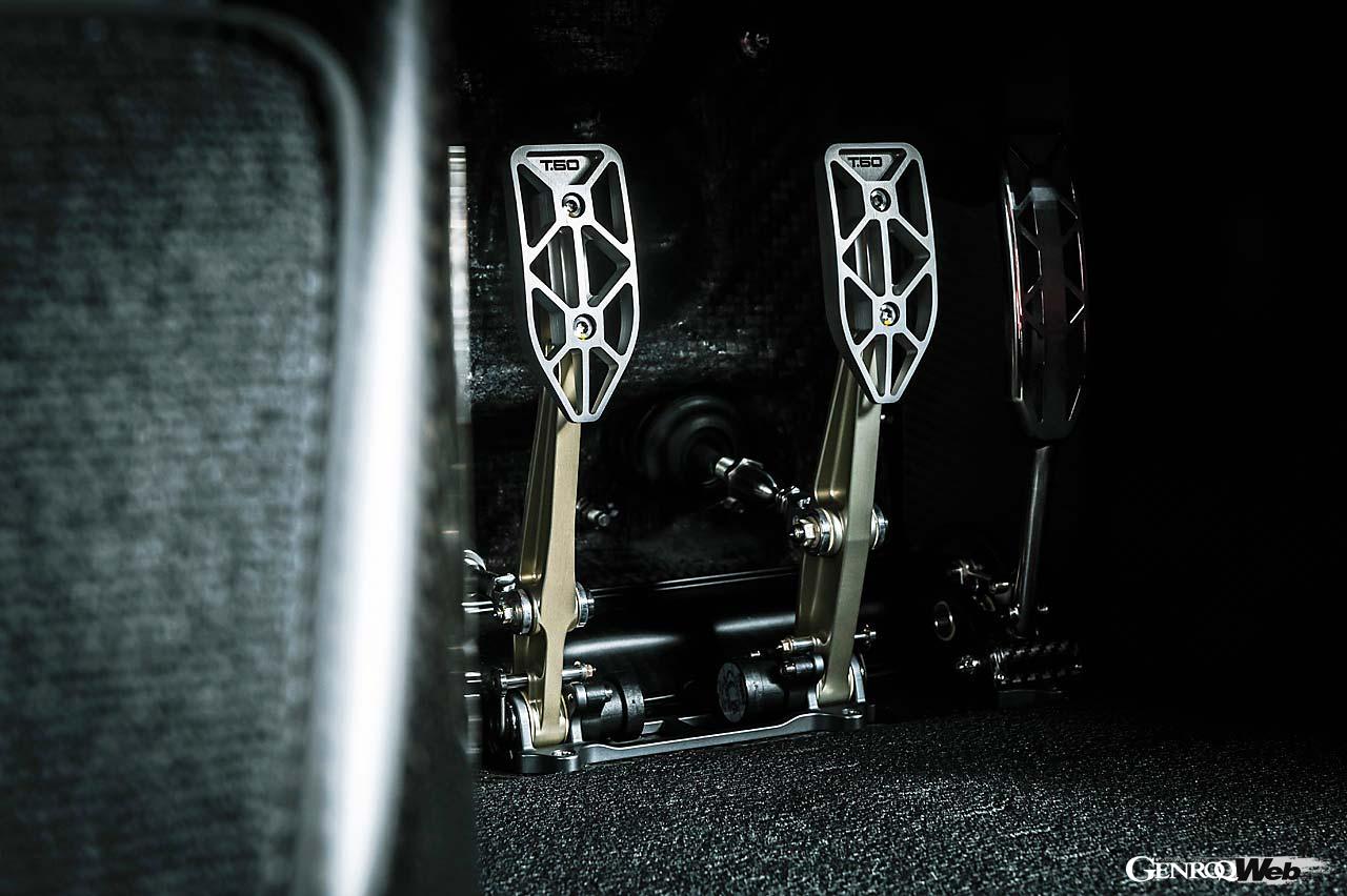 完璧な肉抜き加工が施されたペダル。リンケージの作りはまるでフォーミュラマシンのようだ。