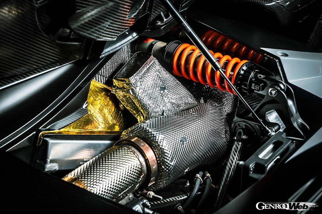 プッシュロッド式のダブルウィッシュボーンサスペンション。排気系周りにはマクラーレンF1のように熱対策の金箔が貼られる。
