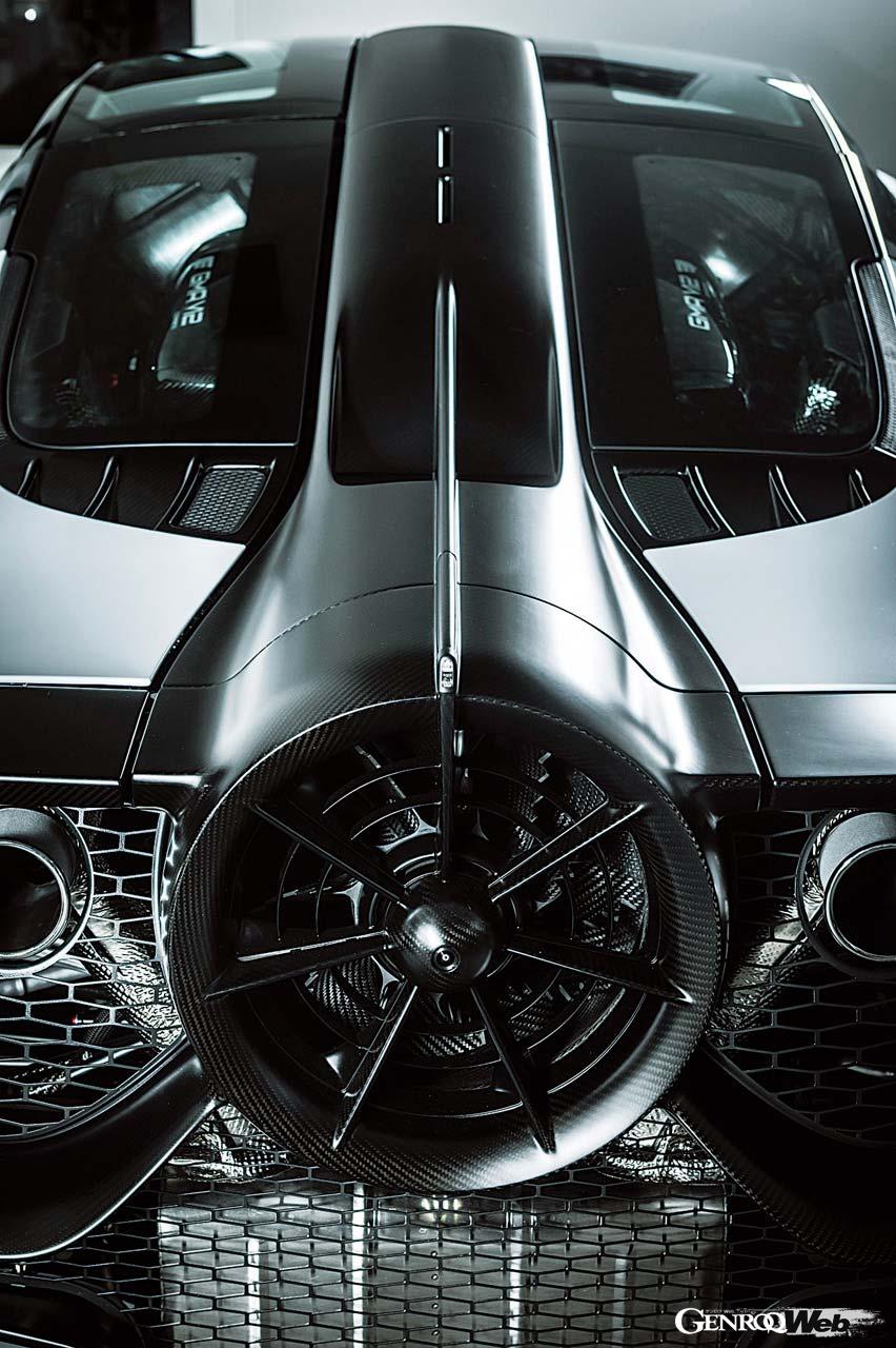 T.50の象徴であるリヤのファン。床面の境界層のエアを吸引してディフューザーへと流れる空気を整流する。