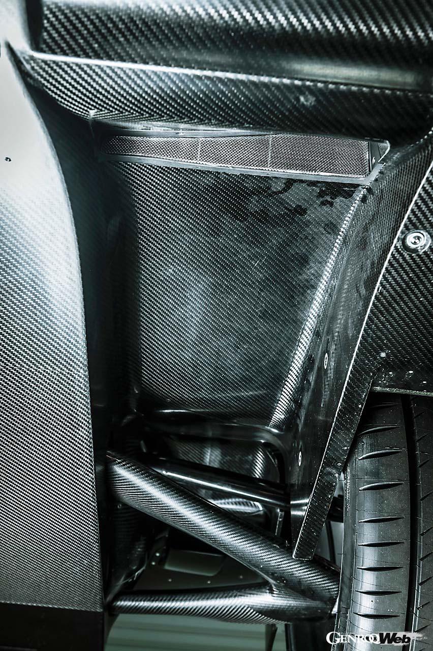 アンダーフロア部分。上側にある網目の部分が境界層のエアの吸い込み口だ。サスペンションのロワアームもカーボン製。