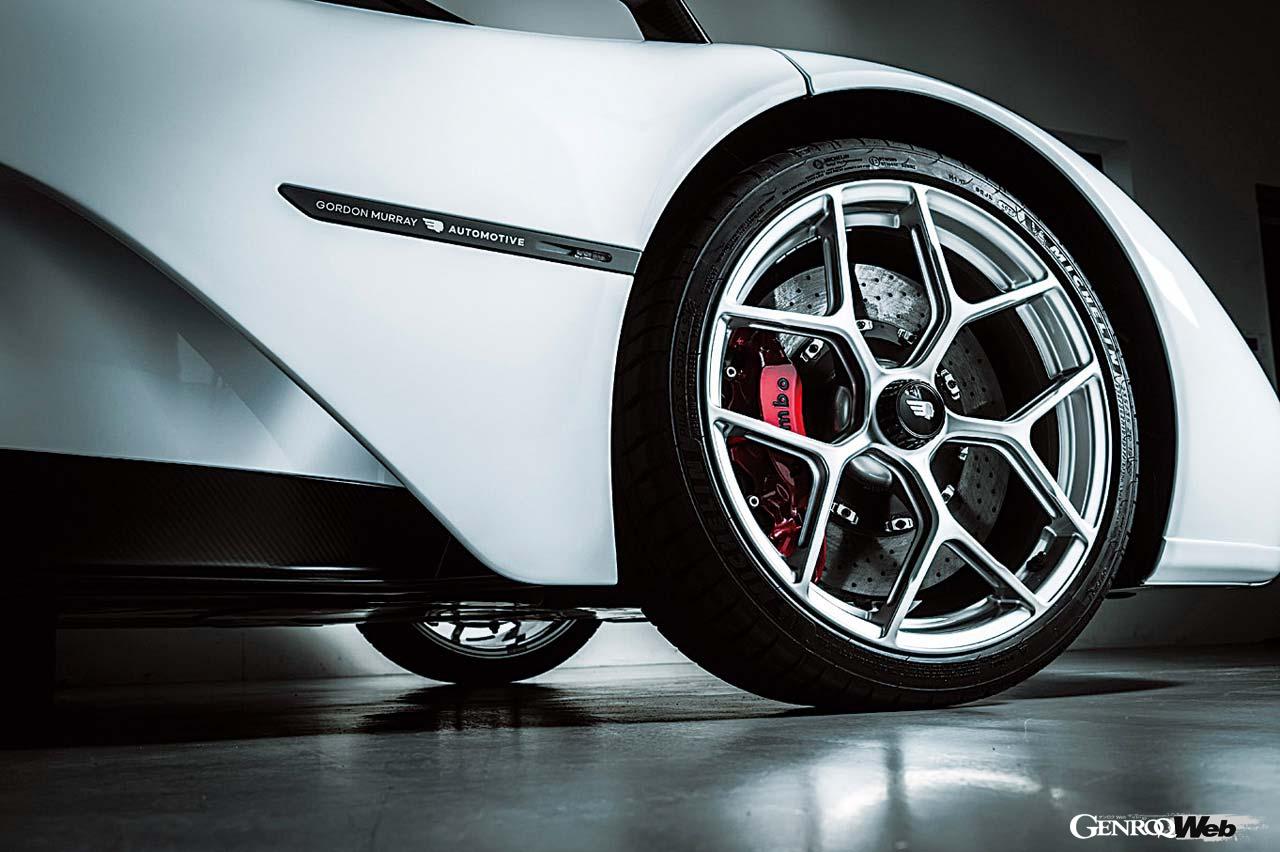 ブレーキはカーボンセラミックローターで、キャリパーはフロント6ポット、リヤ4ポット。サプライヤーであるブレンボのロゴがそのまま入る。