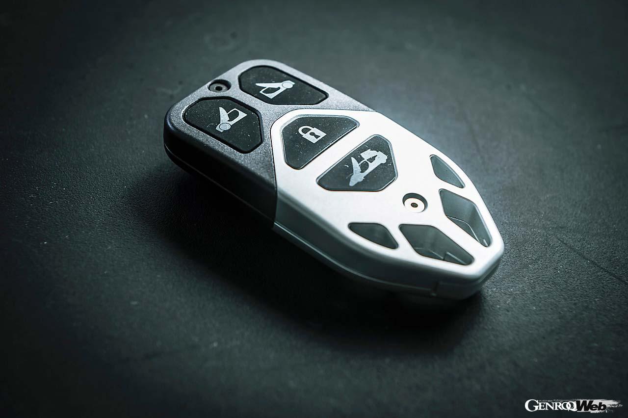 キーはペダルのデザインを取り入れたもの。ドアはスイッチを押すと開くが、閉めるのは手動だ。