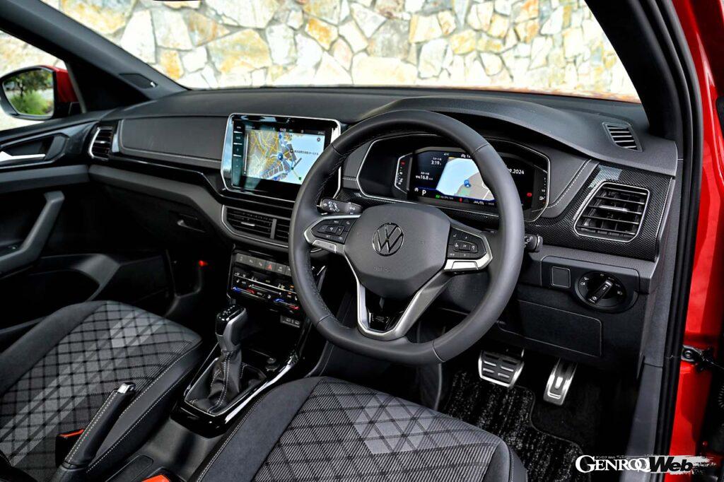 デジタルクラスターメーターやタブレット型のディスプレイは操作性も良好。今回のマイナーチェンジでシートヒーターが前席に標準装備されたのも嬉しい(TSIアクティブを除く)。