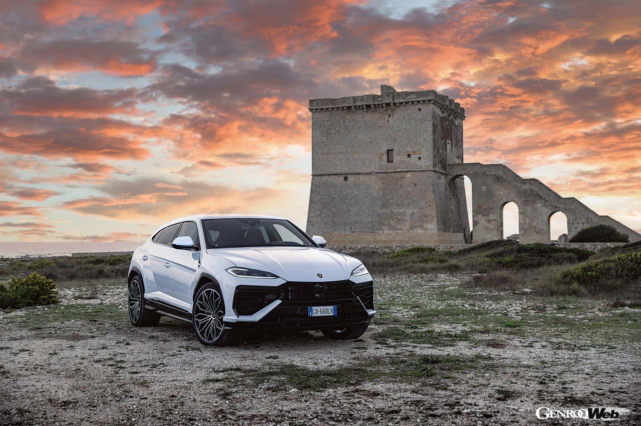 ランボルギーニのスーパーSUV、ウルスに待望のPHVモデルが追加された。PHVと言ってもそのパフォーマンスはスーパースポーツカーをも凌ぐ。熟成の極みに達したウルスSEの全容を見ていきたいと思う。