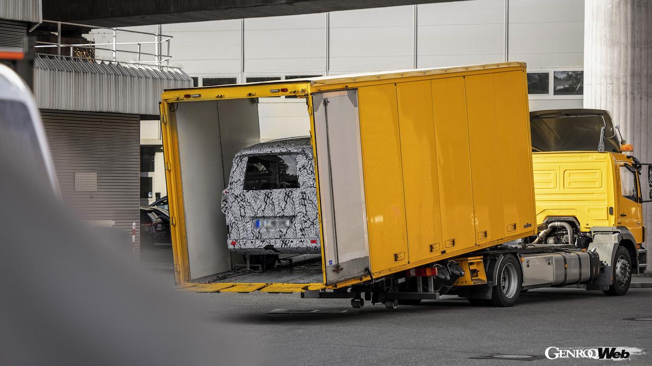 厳重なカモフラージュが施された状態でテストを行う、メルセデス・ベンツの新型バン。