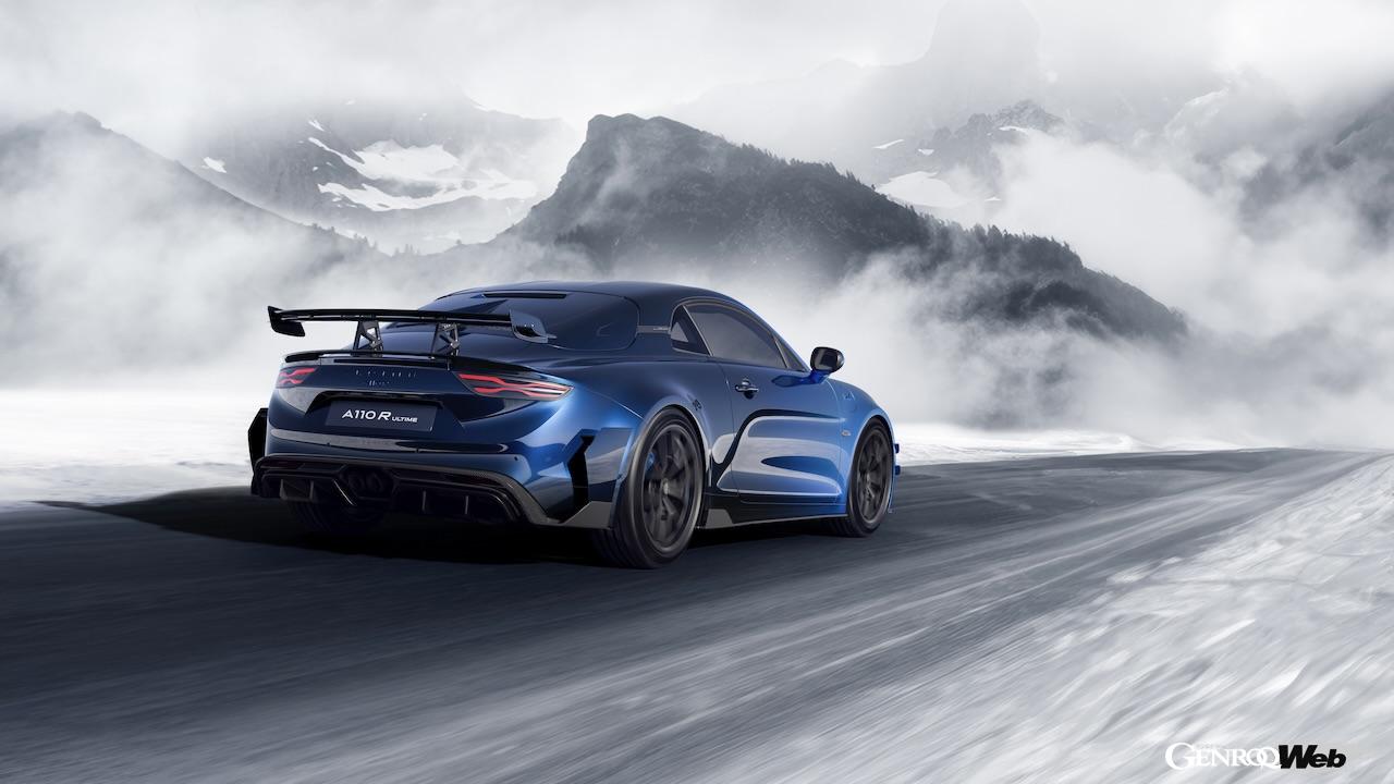 110台のみが限定販売される「アルピーヌ A110 R ウルティム」の走行シーン。