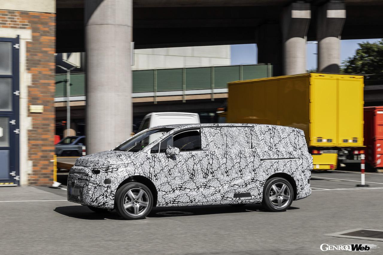 厳重なカモフラージュが施された状態でテストを行う、メルセデス・ベンツの新型バン。