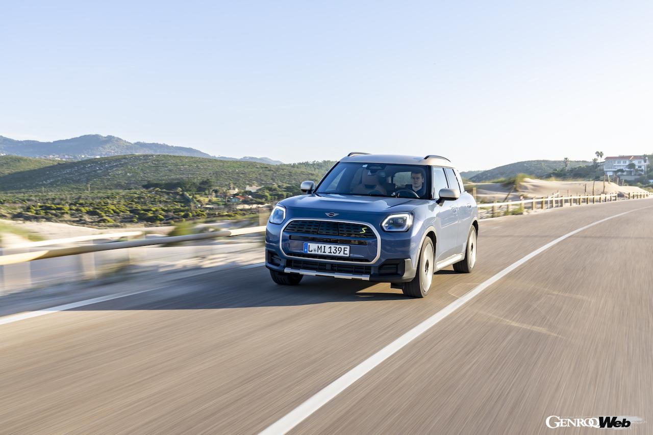 10月14日に開幕するパリ・モーターショーに展示される「MINI カントリーマン SE ALL 4」。