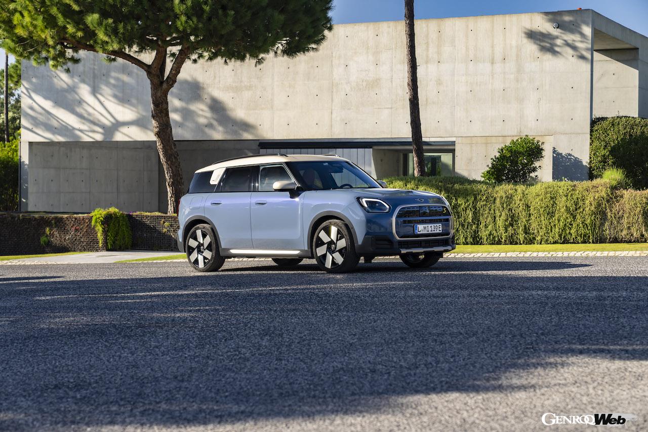 10月14日に開幕するパリ・モーターショーに展示される「MINI カントリーマン SE ALL 4」。