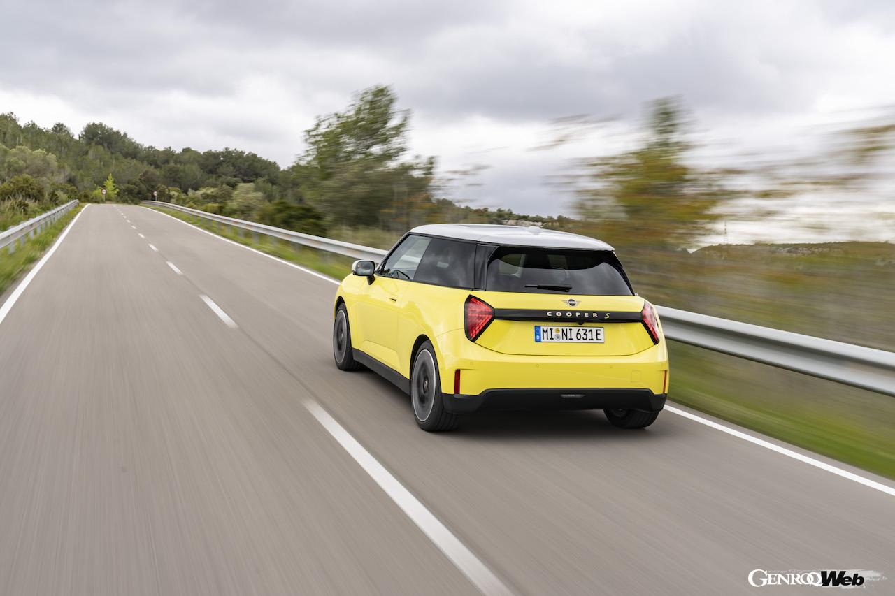 10月14日に開幕するパリ・モーターショーに展示される「MINI クーパー SE」。