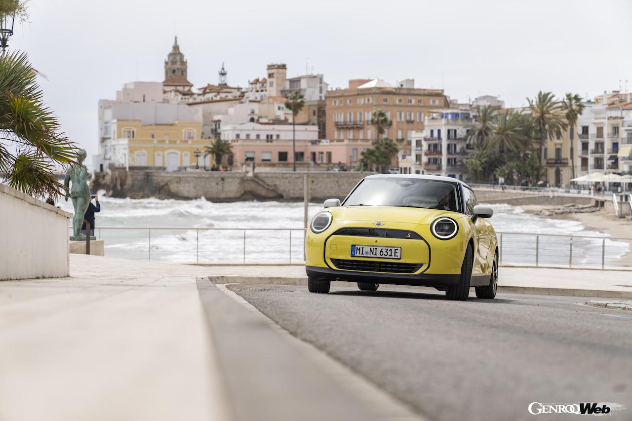 10月14日に開幕するパリ・モーターショーに展示される「MINI クーパー SE」。