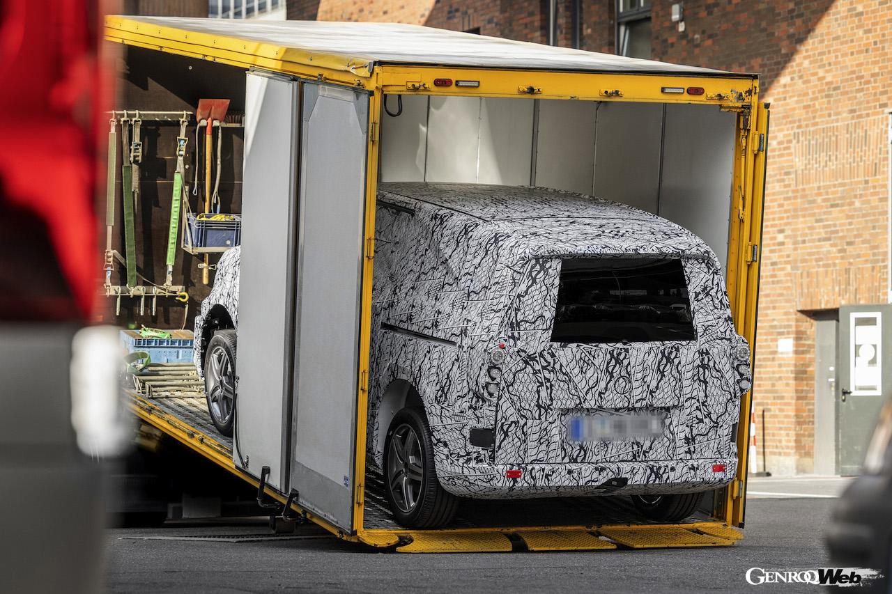 厳重なカモフラージュが施された状態でテストを行う、メルセデス・ベンツの新型バン。