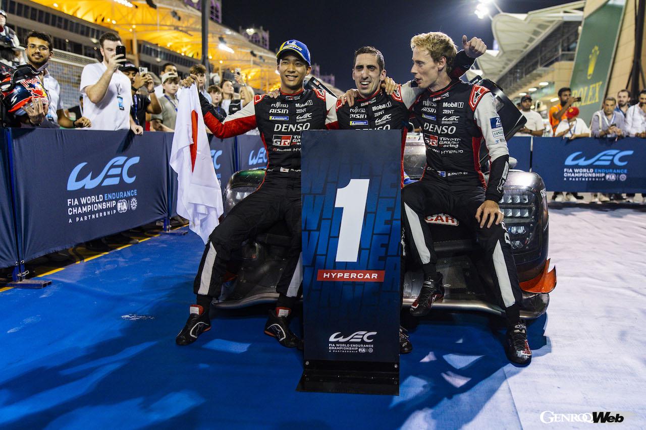 逆転優勝を果たした、トヨタ GR010 ハイブリッド 8号車の平川亮、セバスチャン・ブエミ、ブレンドン・ハートレイ。