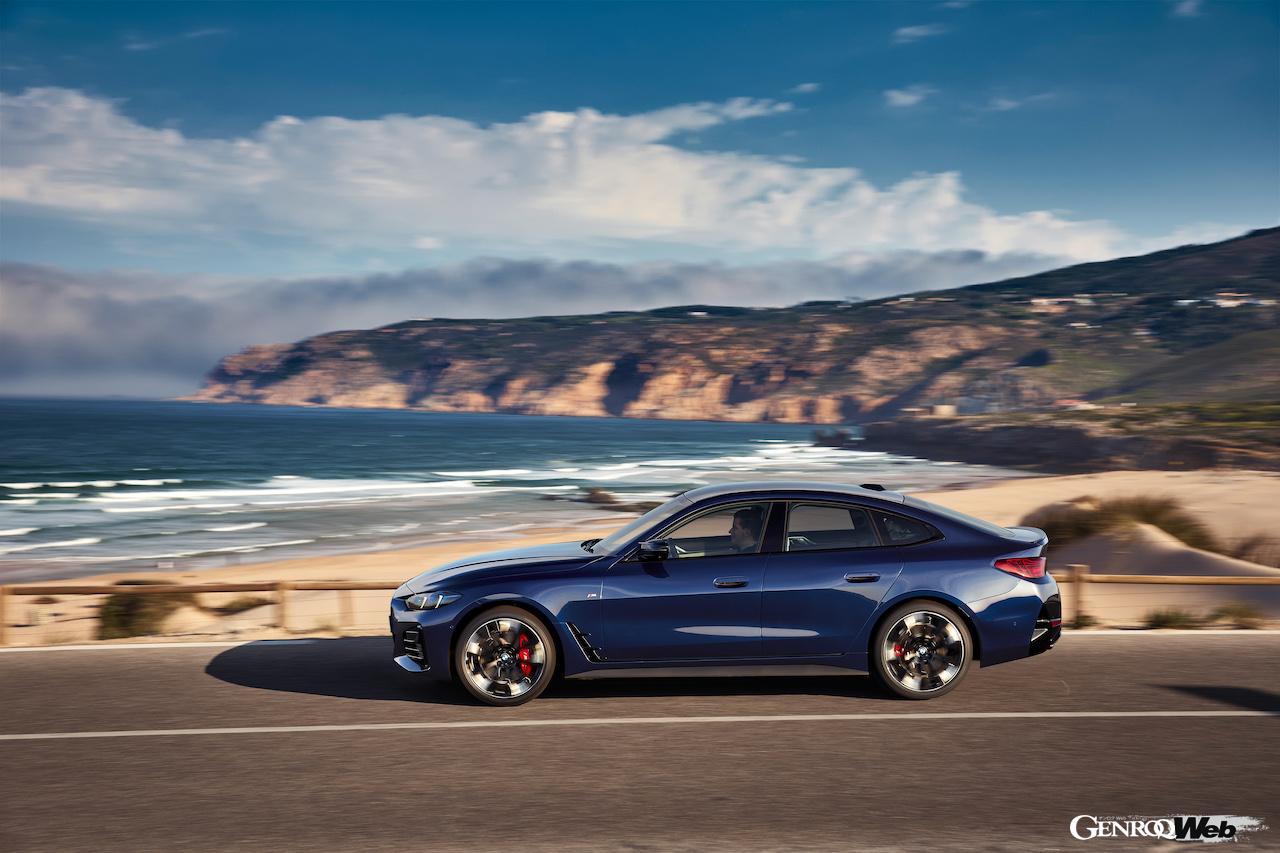 「BMW M440i グランクーペ」の走行シーン。