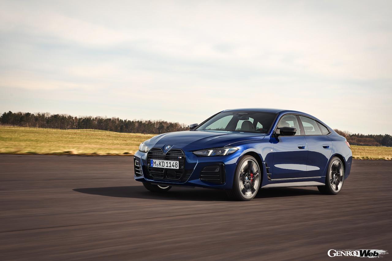 「BMW M440i グランクーペ」の走行シーン。
