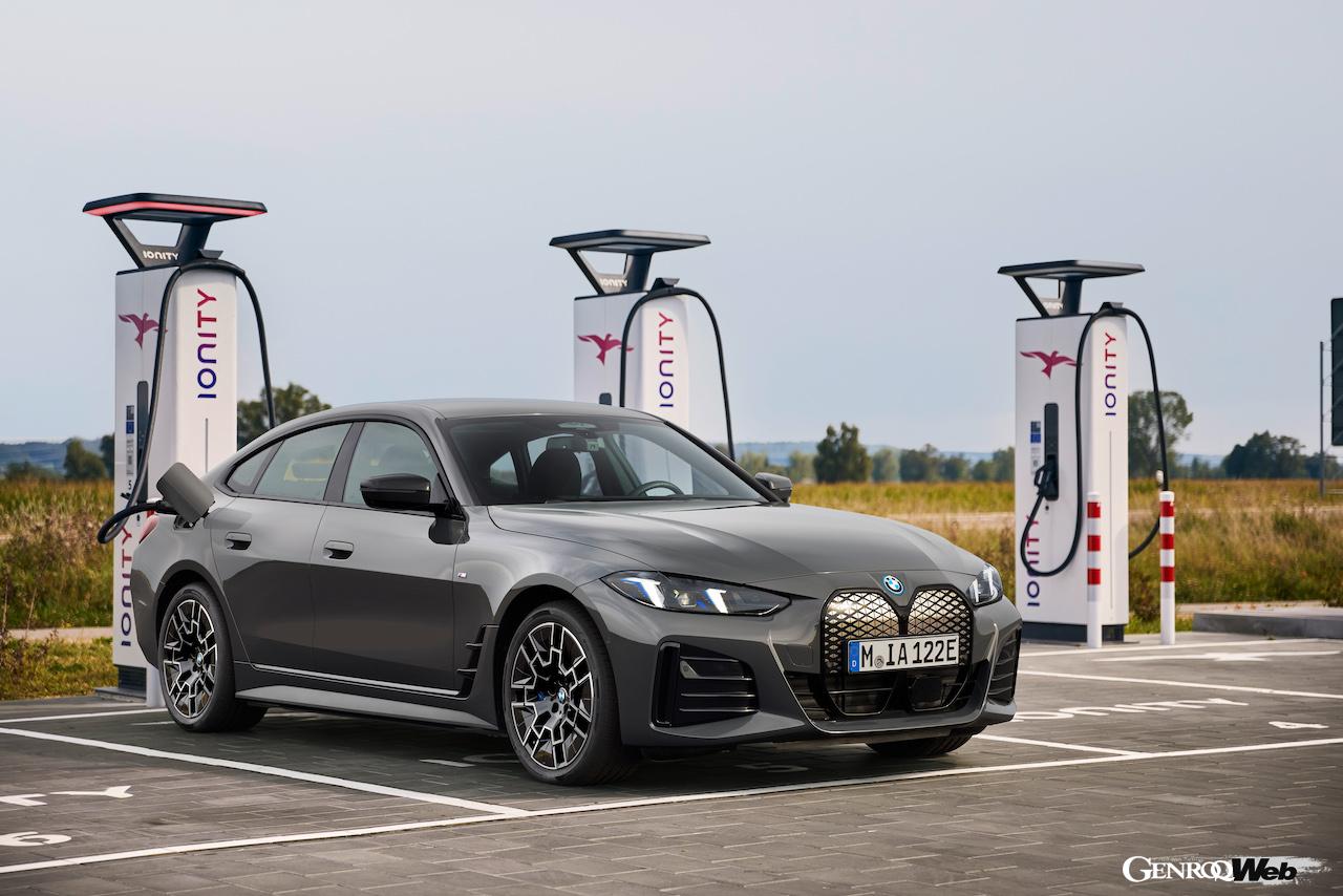 「BMW i4 eDrive M スポーツ」の充電シーン。