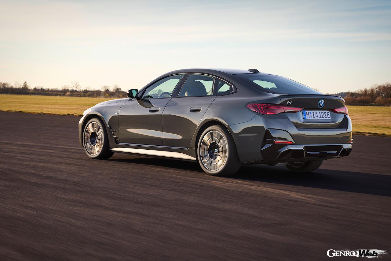 「BMW i4 eDrive M スポーツ」の走行シーン。