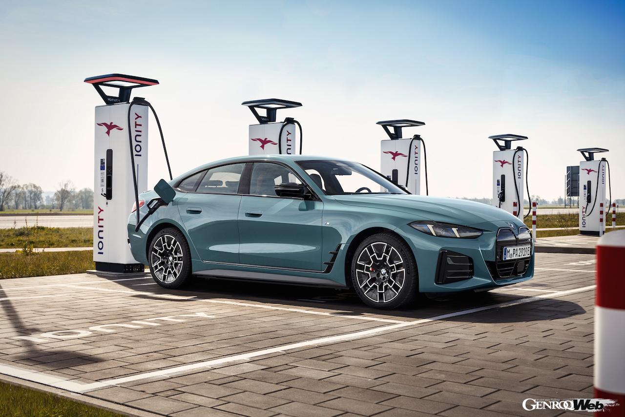 「BMW i4 M50 xDrive」の充電シーン。