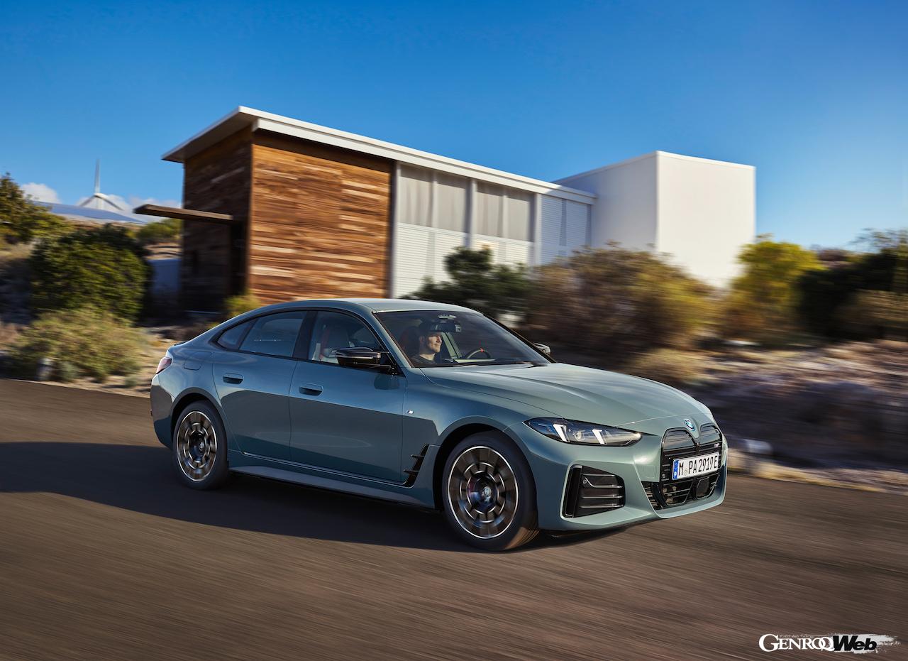 「BMW i4 M50 xDrive」の走行シーン。