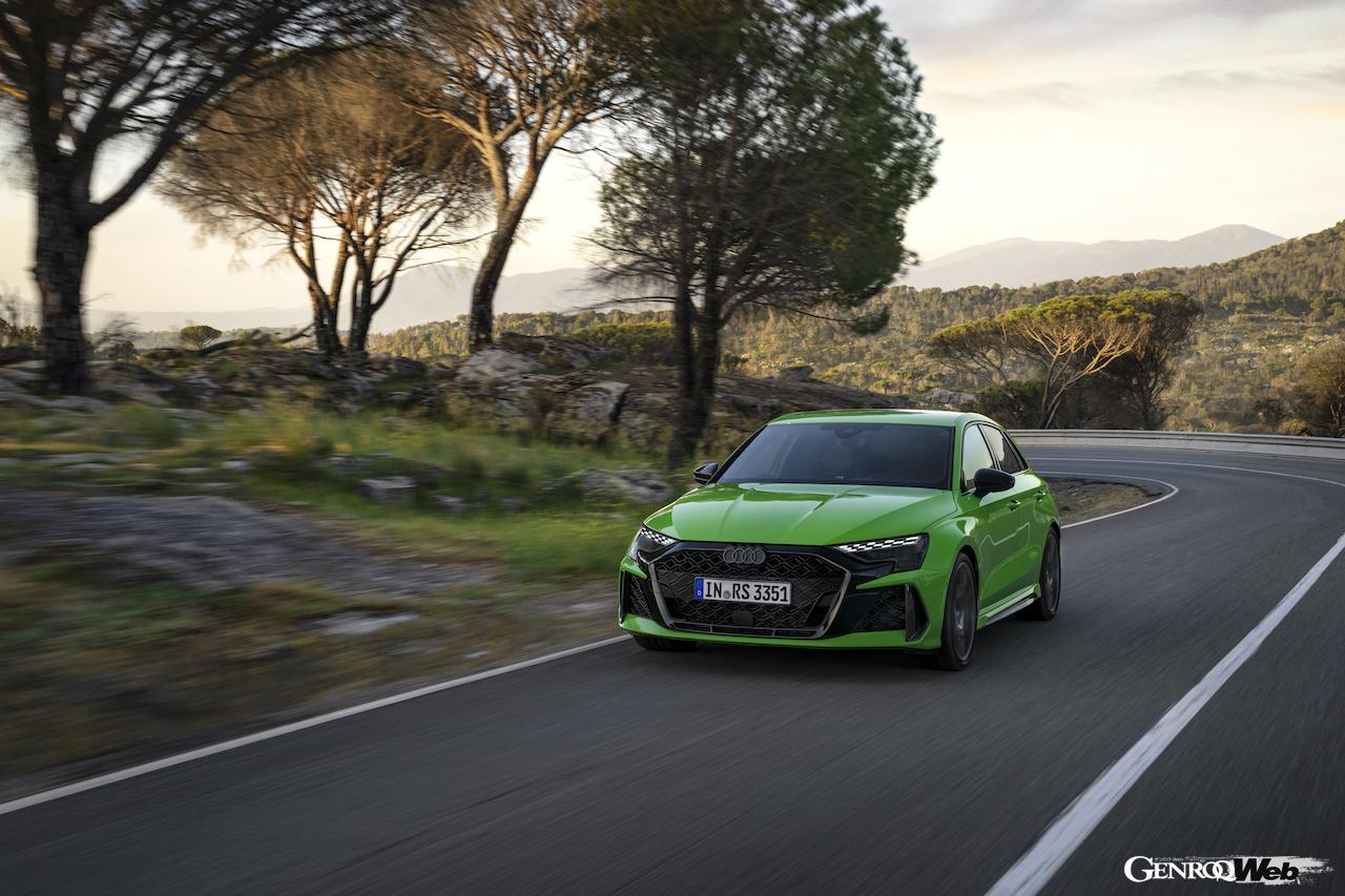 「アウディ RS 3 スポーツバック」改良新型の走行シーン。
