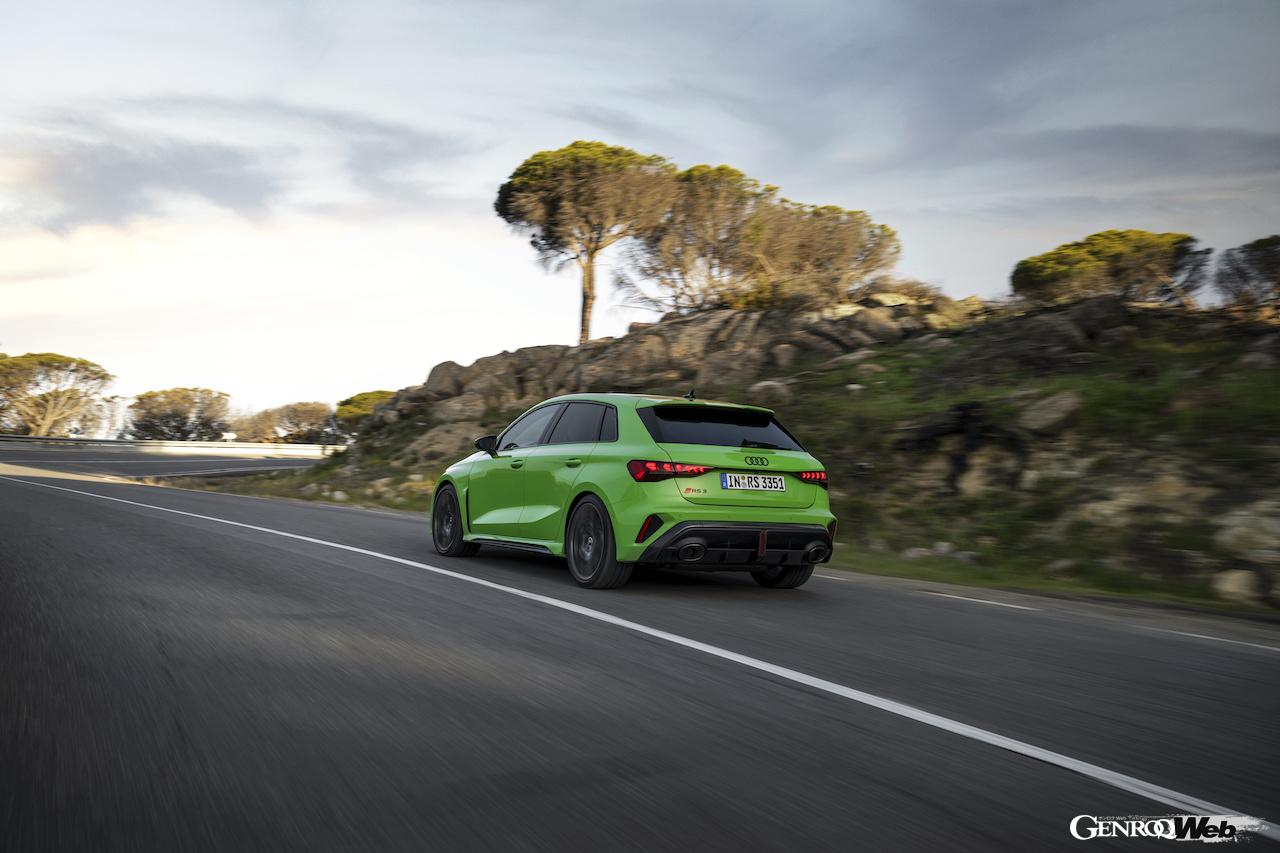 「アウディ RS 3 スポーツバック」改良新型の走行シーン。