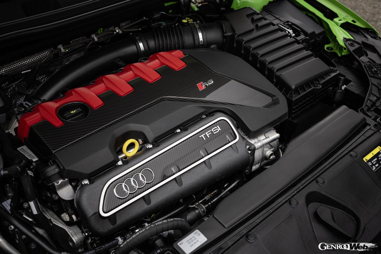 「アウディ RS 3」に搭載される、2.5リッター直列5気筒TFSI直噴ターボエンジン。