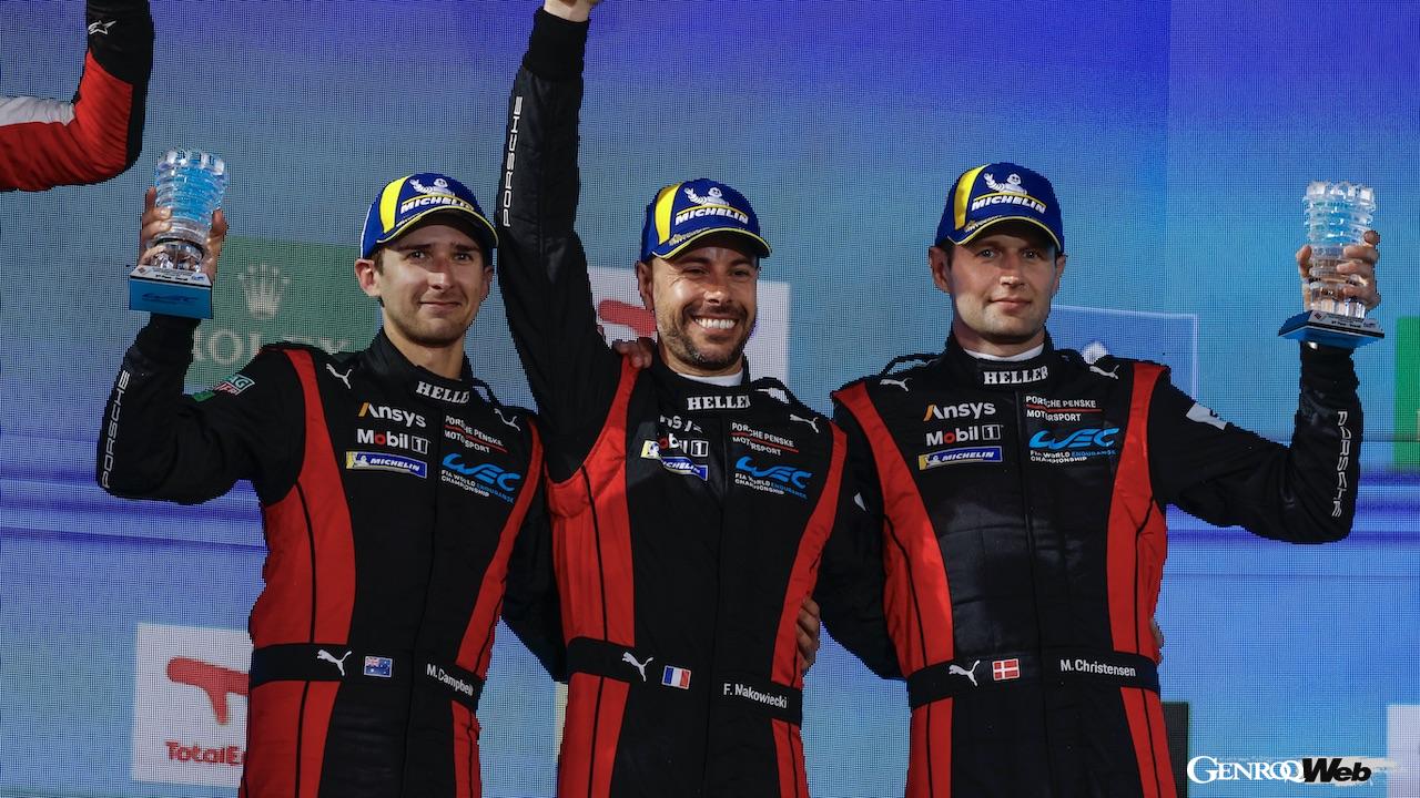 2位表彰台を獲得した、ポルシェ 963 5号車のマット・キャンベル、フレデリック・マコヴィッキィ、ミカエル・クリステンセンの3人。