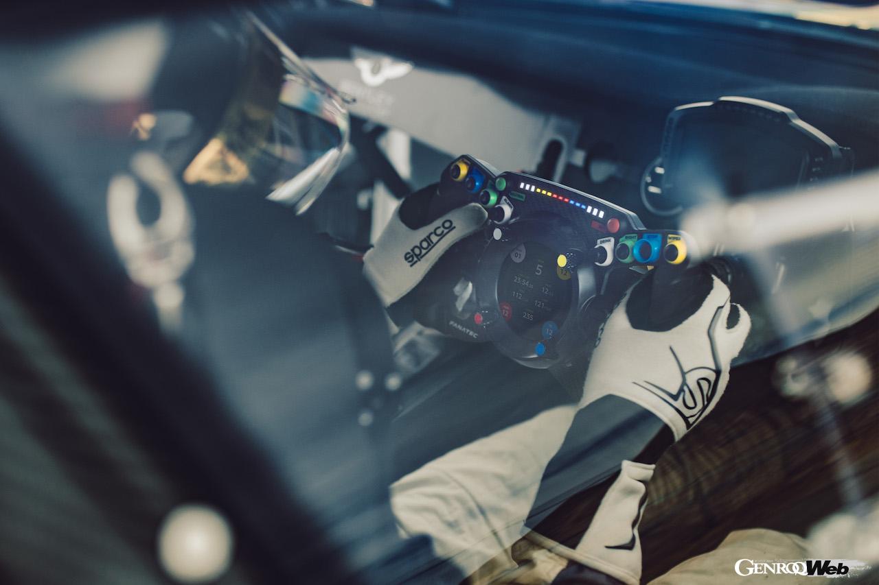 ディスプレイモデルとしても楽しむことができる「ベントレー GT3 ポディウム ステアリングホイール」。