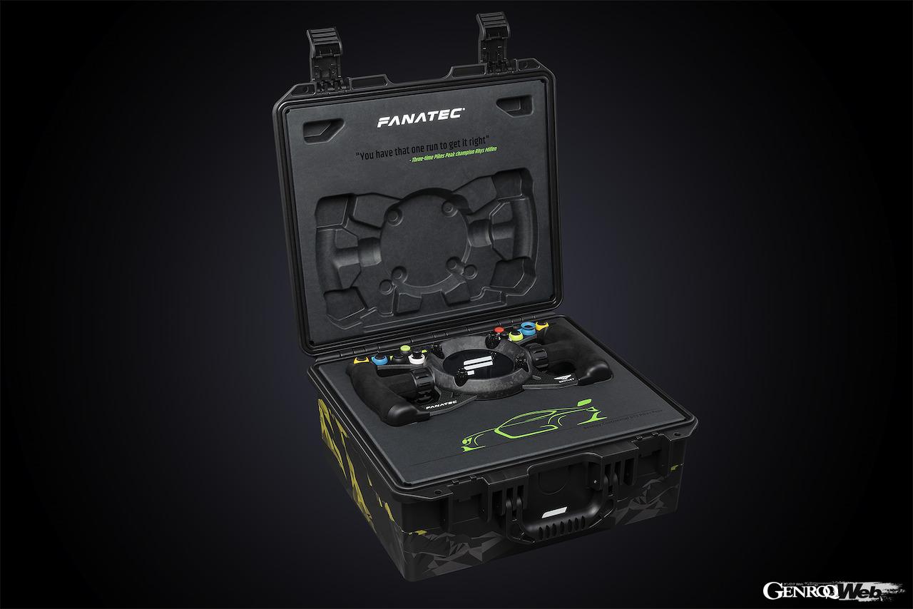 「ベントレー GT3 ポディウム ステアリングホイール」と専用ケース。