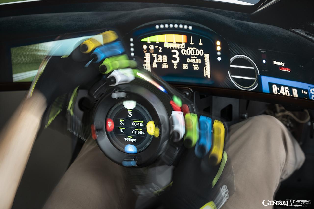 ディスプレイモデルとしても楽しむことができる「ベントレー GT3 ポディウム ステアリングホイール」。