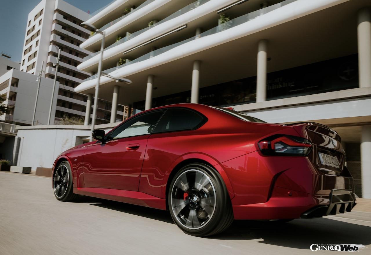 「BMW 2シリーズ クーペ」の一部改良モデルの走行シーン。