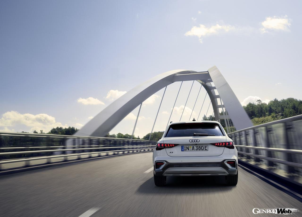 PHEV「アウディ A3 オールストリート 40 TFSI e」の走行シーン。